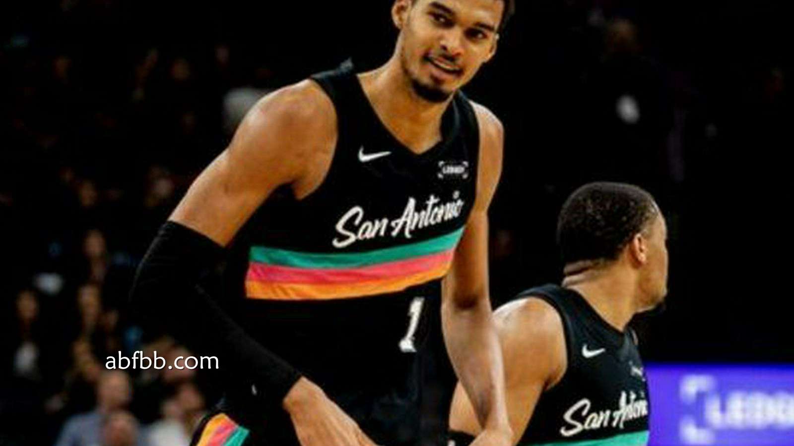 安博体育特别点评：马刺遭尼克斯终结11连胜｜文班25+13+4帽 布伦森24+7大桥25分