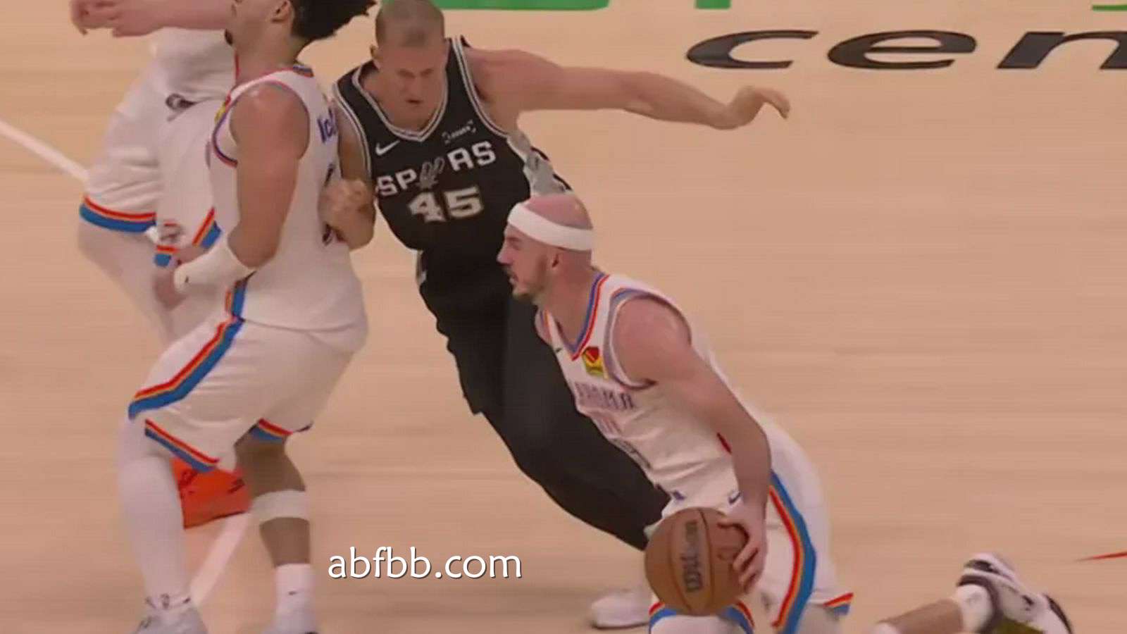 安博体育独家报道: 一级恶意！NBA官方追加升级普拉姆利犯规｜天王山蓄力撞翻麦凯恩
